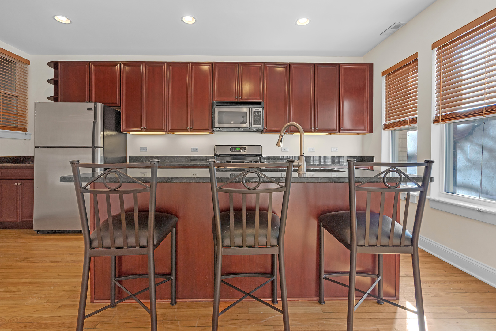 6811 N Lakewood Avenue Unit: 1W