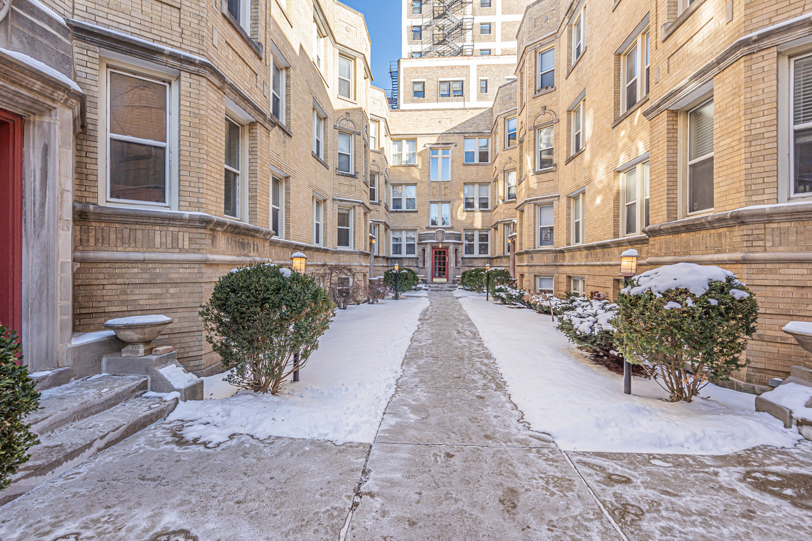 6811 N Lakewood Avenue Unit: 1W