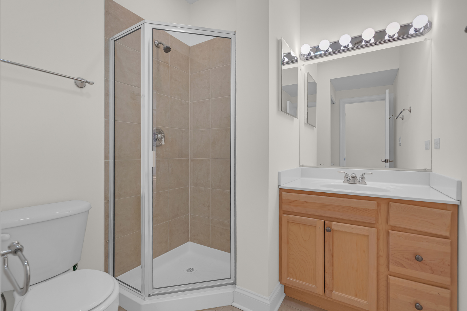 6811 N Lakewood Avenue Unit: 1W