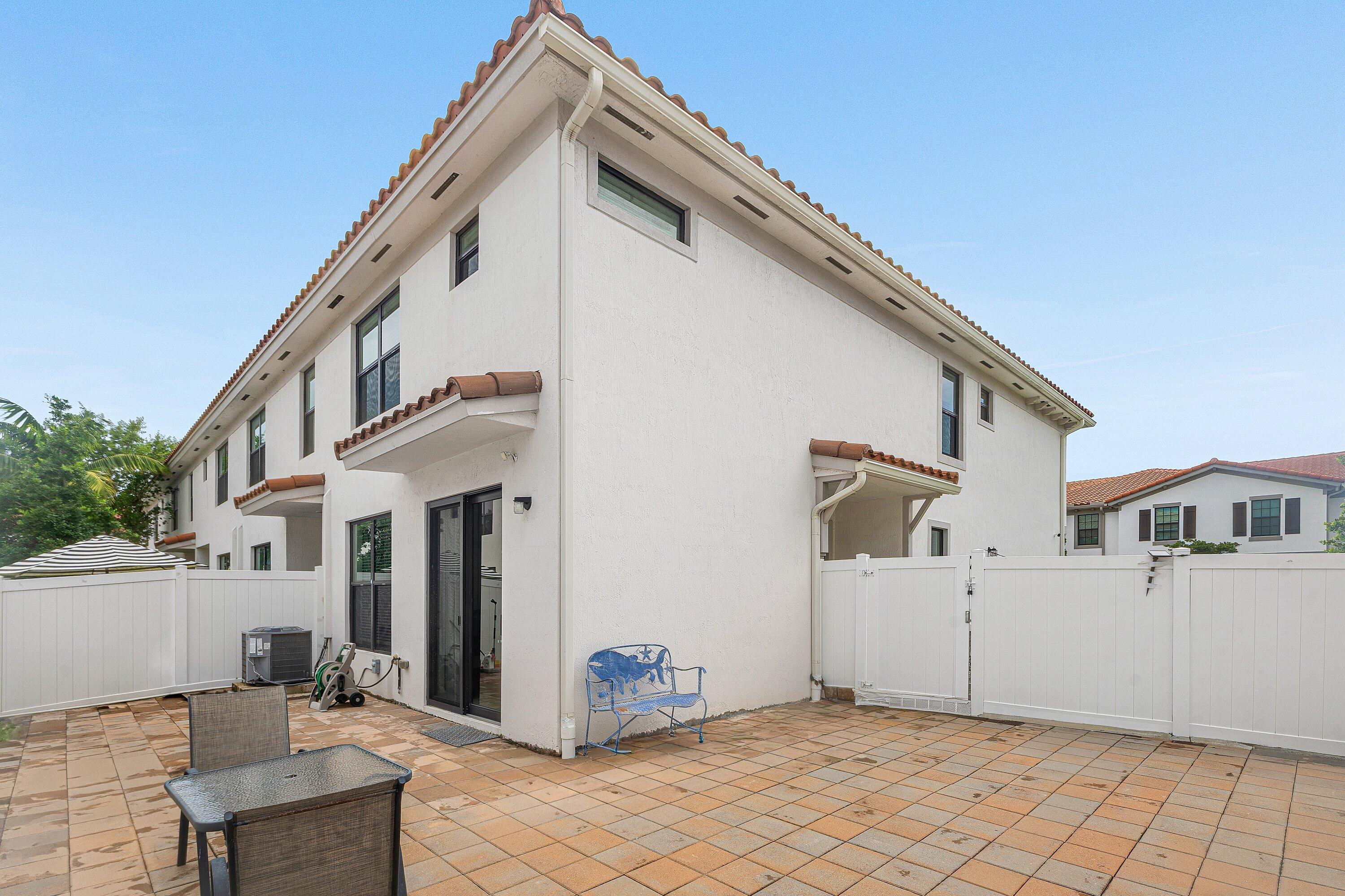 1011 WILLOW Place