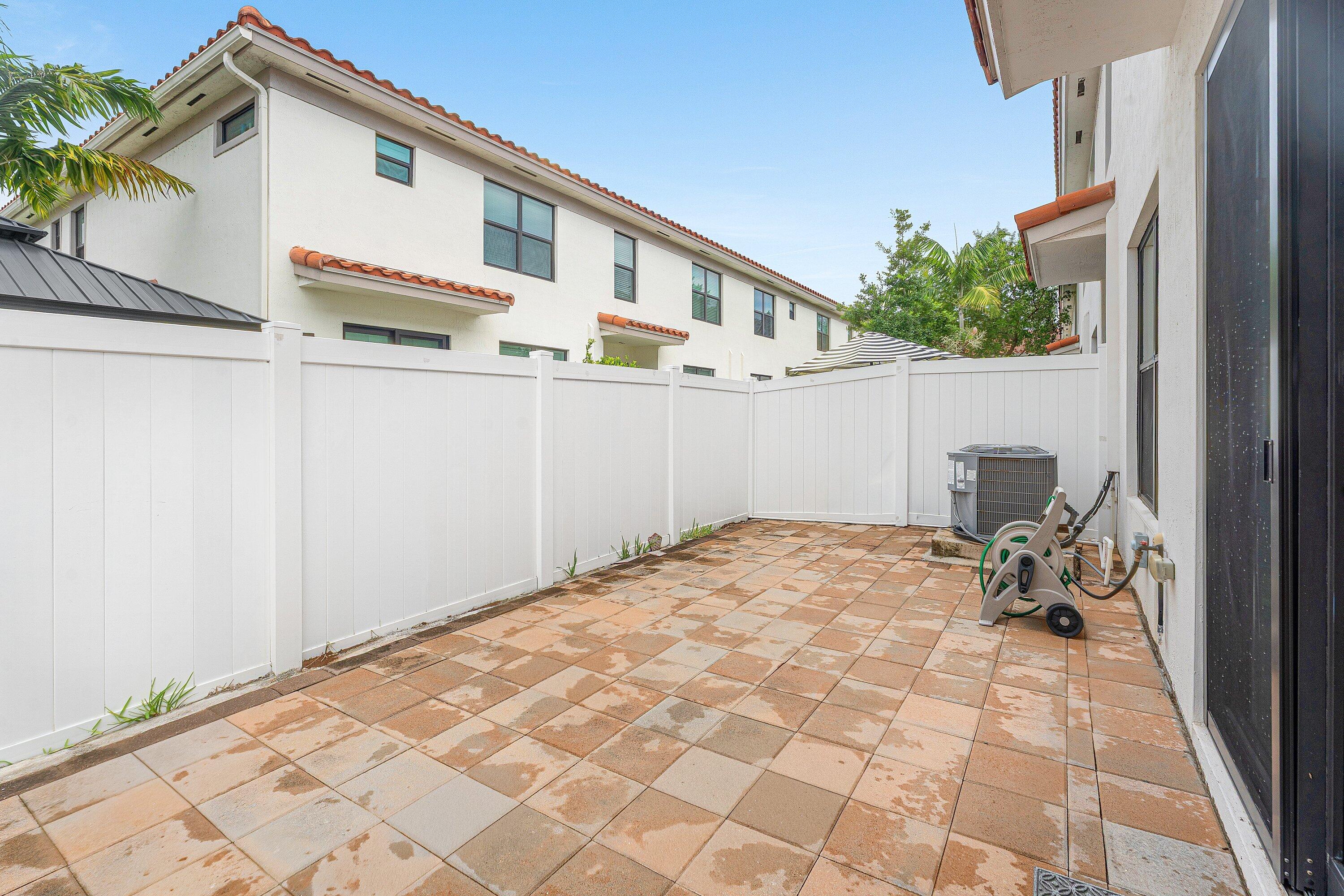 1011 WILLOW Place