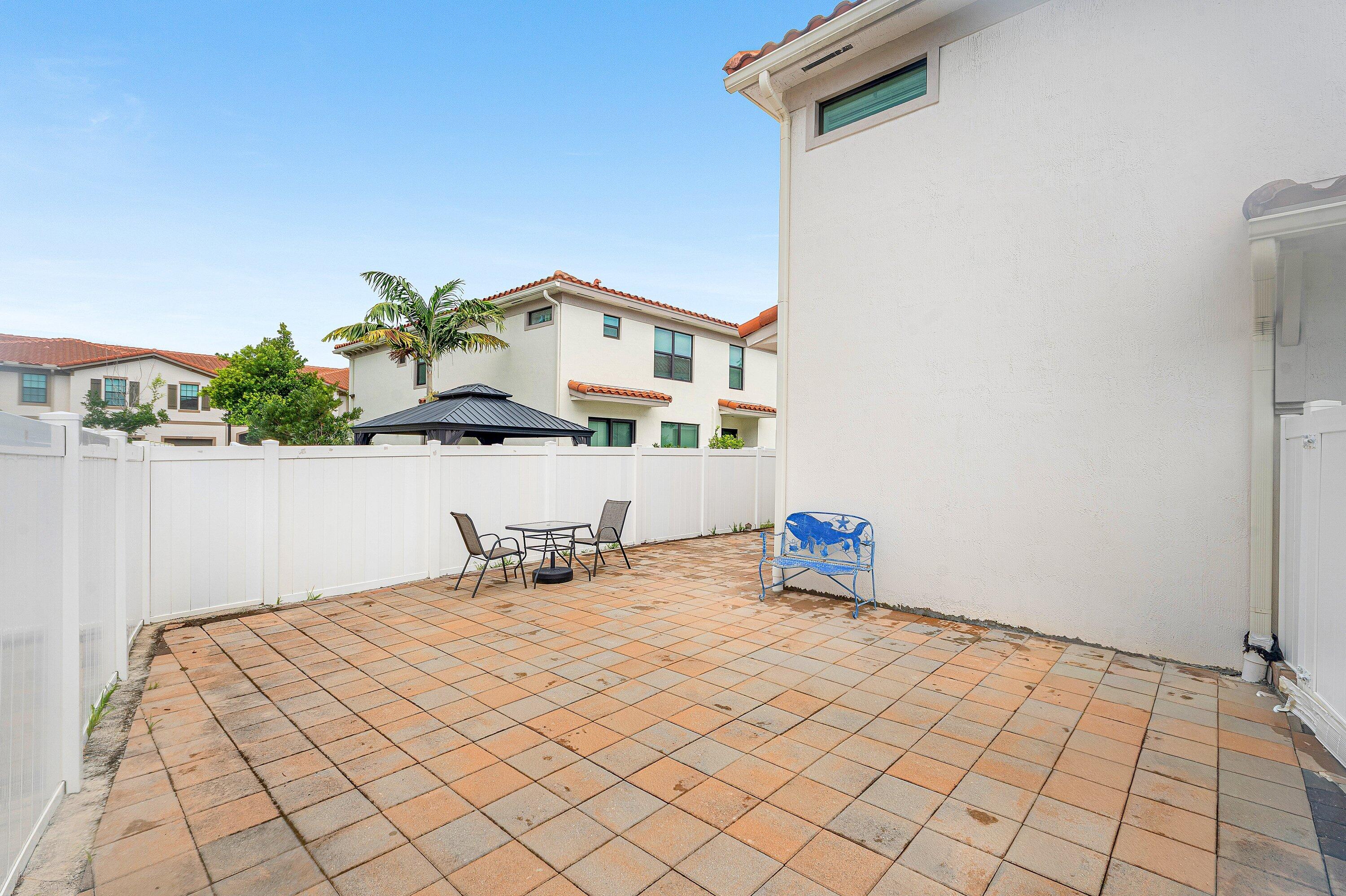 1011 WILLOW Place