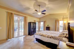 11205 Island Lakes Lane