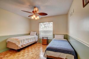 11205 Island Lakes Lane