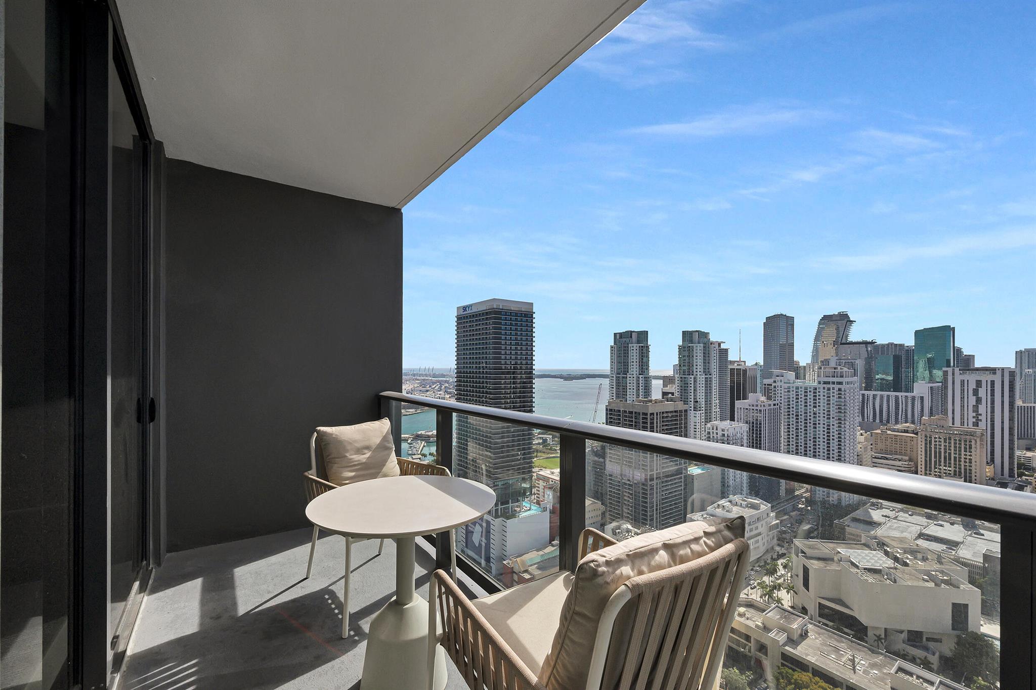 601 NE 1st Avenue NE 3905