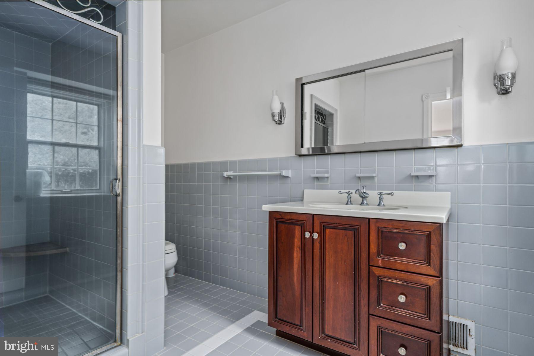 828 Merion Square ROAD