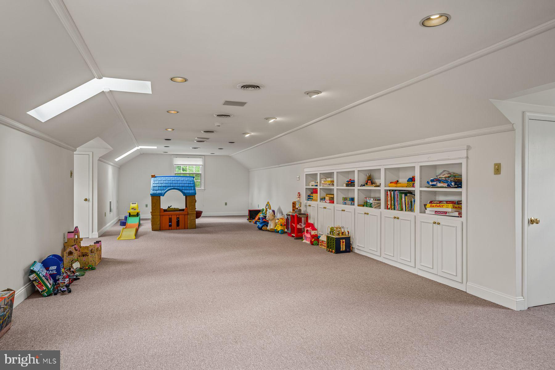 828 Merion Square ROAD