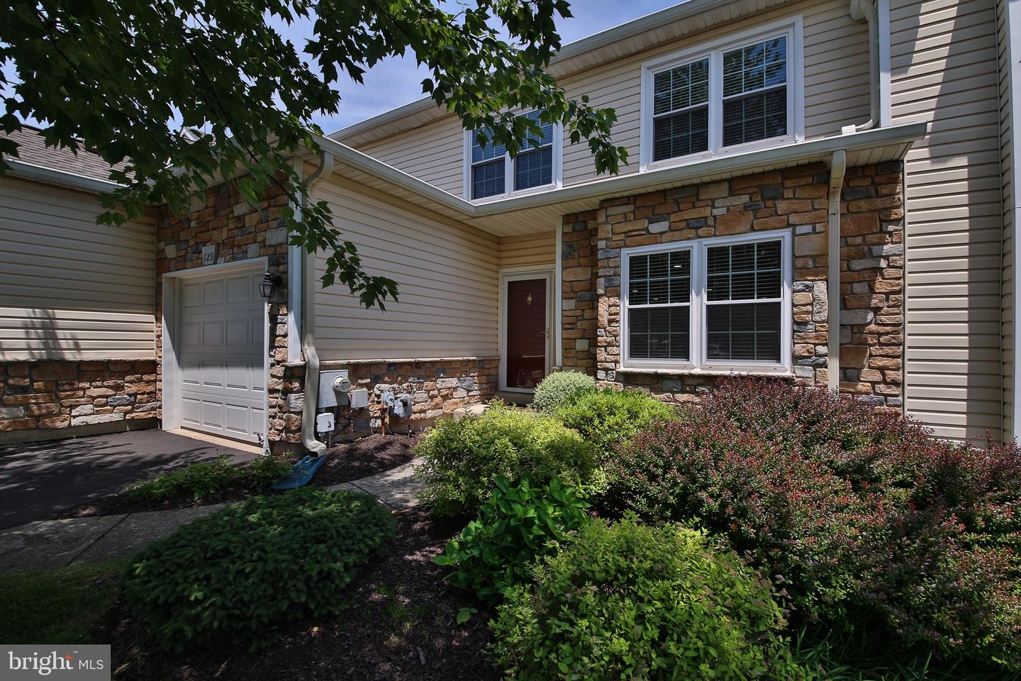 129 Canterbury Ln