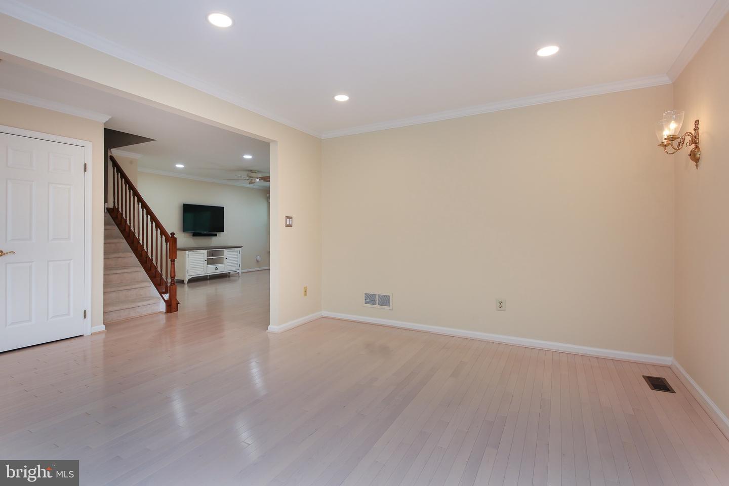 129 Canterbury Ln