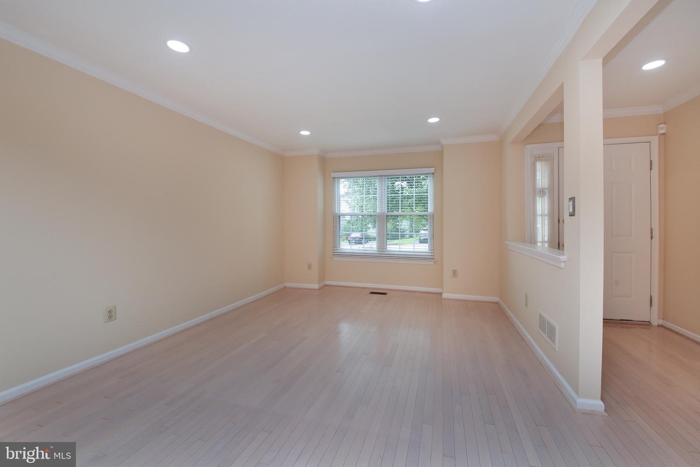 129 Canterbury Ln