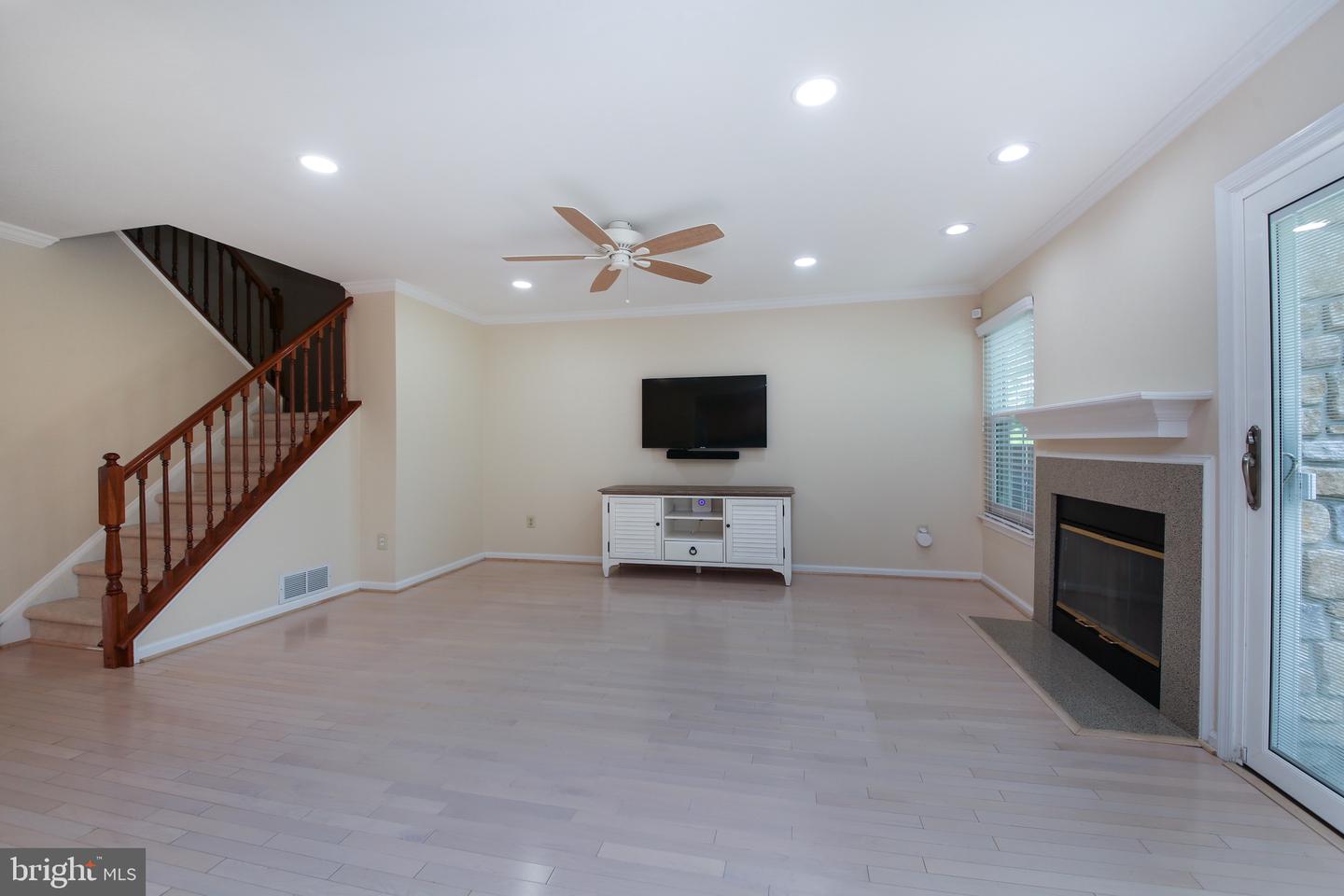 129 Canterbury Ln