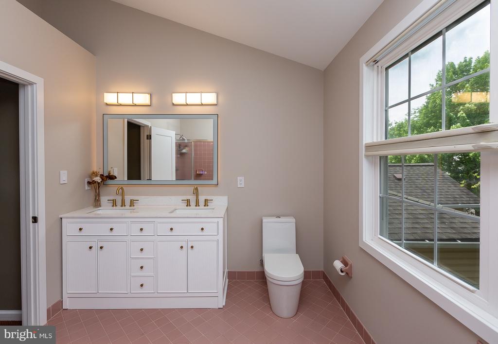 107 Gleneagles Dr