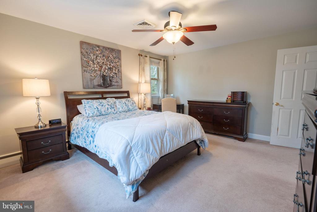 305 Llewellyn Rd