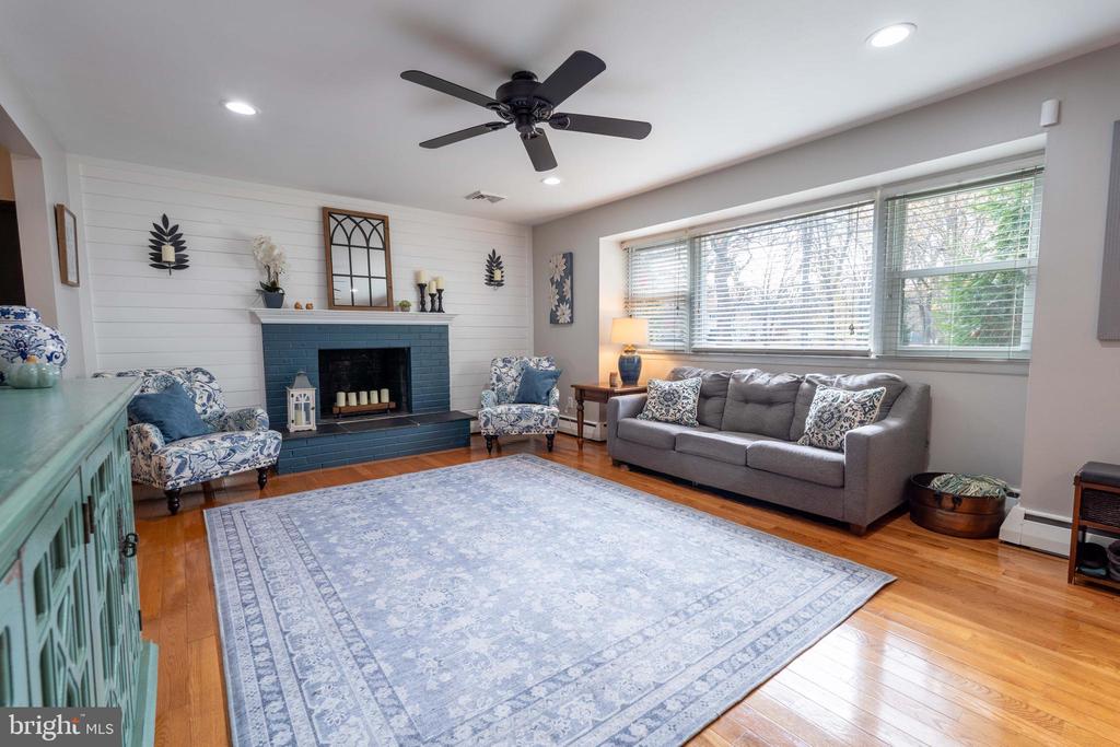 305 Llewellyn Rd