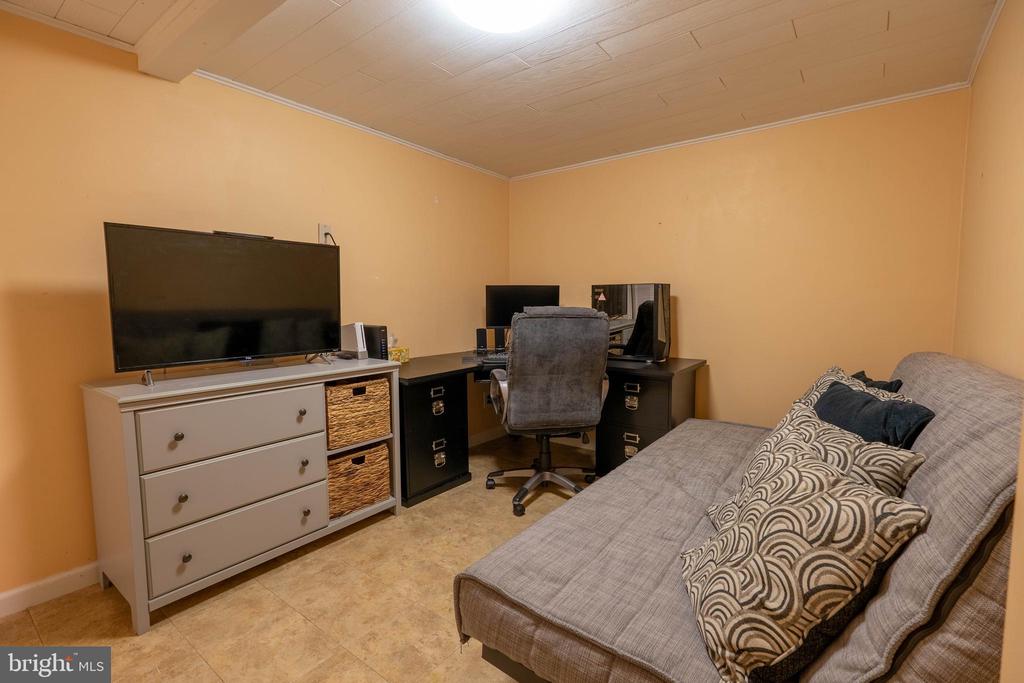 305 Llewellyn Rd