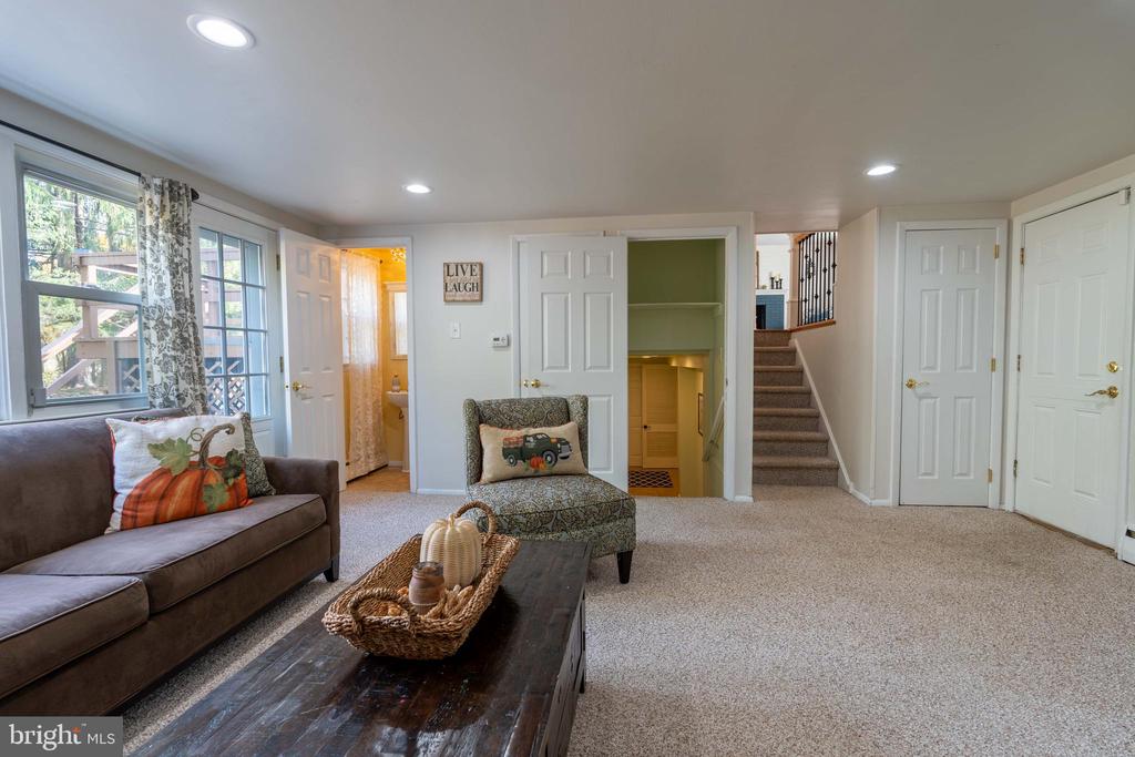 305 Llewellyn Rd
