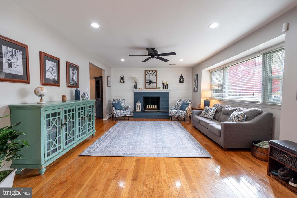 305 Llewellyn Rd