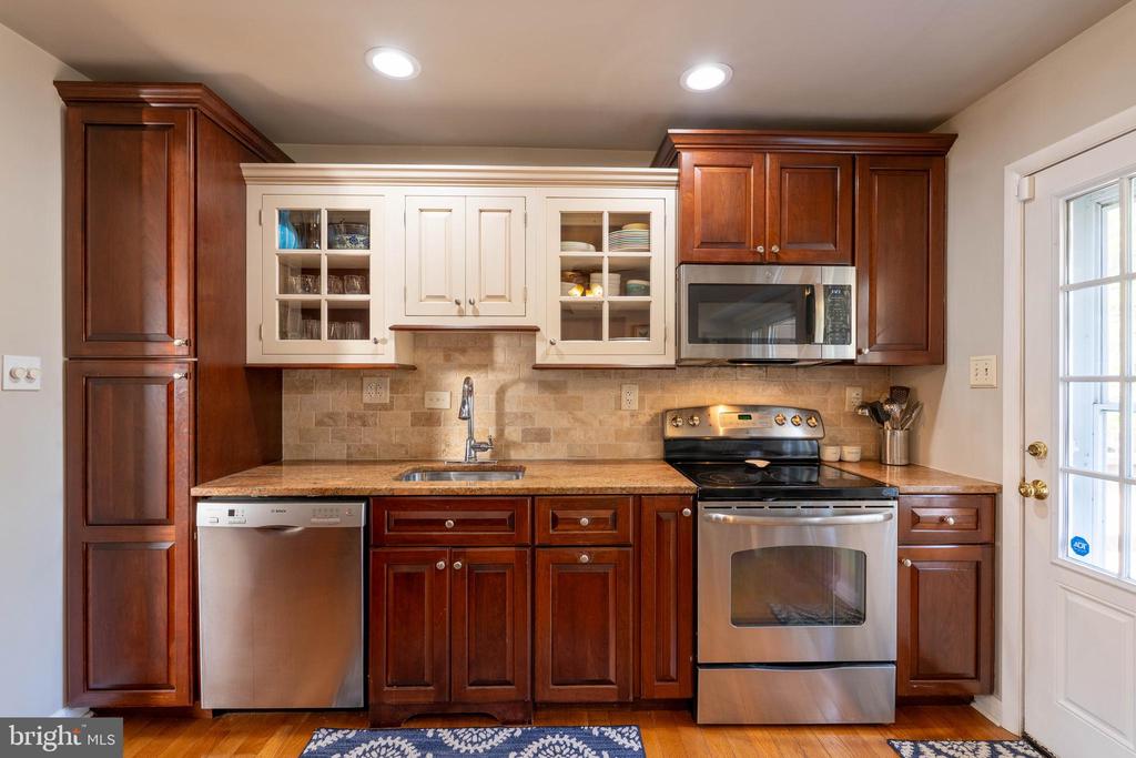 305 Llewellyn Rd