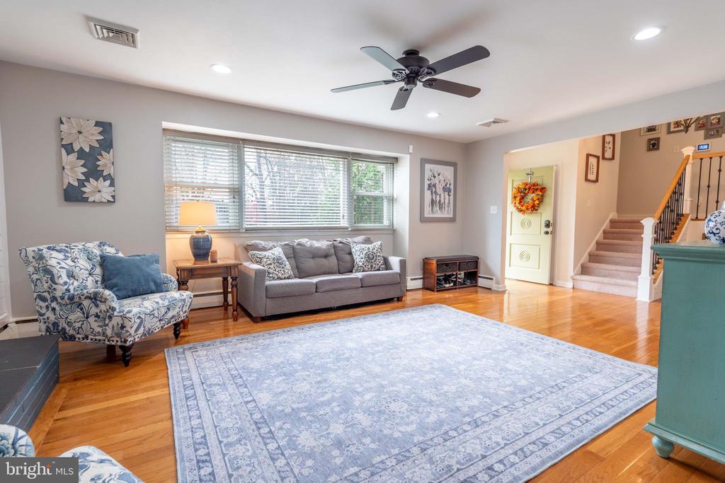 305 Llewellyn Rd