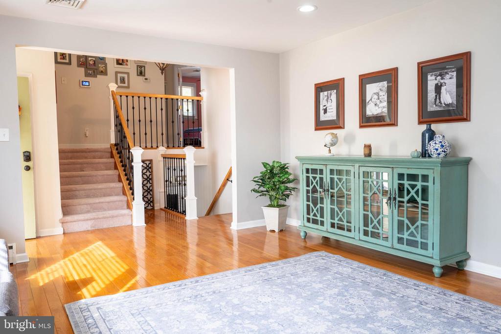 305 Llewellyn Rd
