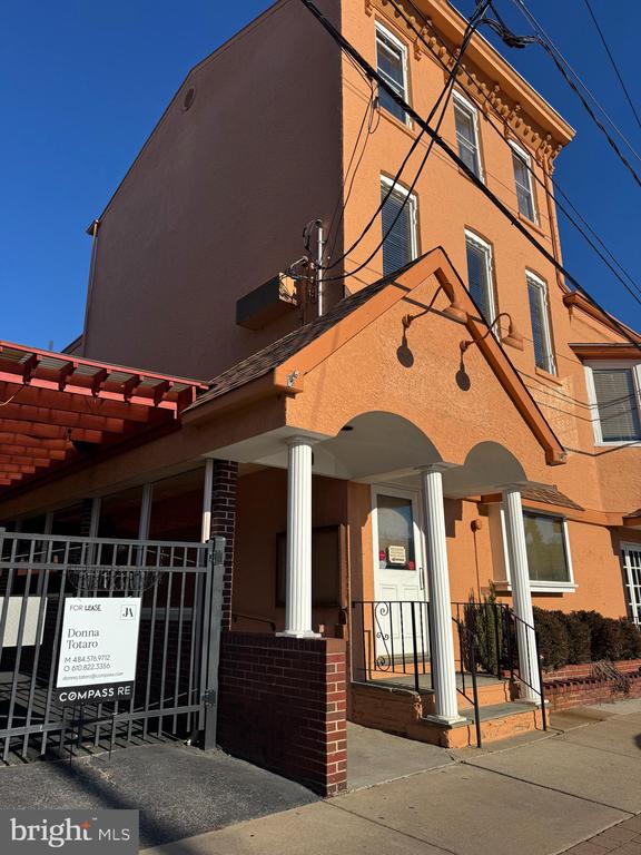 16 E East 1st Ave