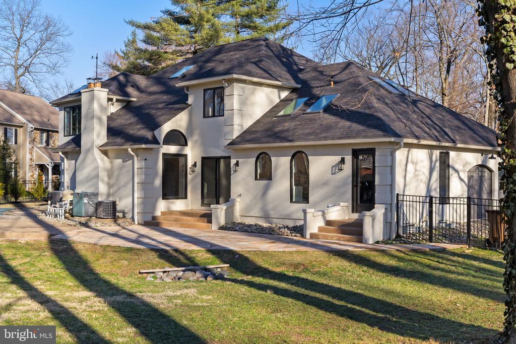 1555 Beechnut Cir