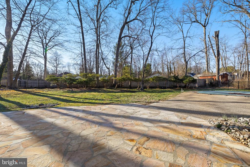 1555 Beechnut Cir