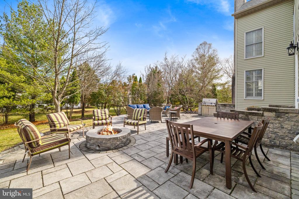 702 Broadmoor Dr