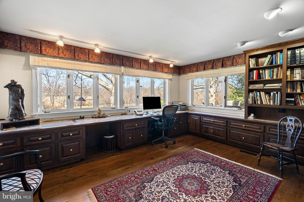 15 Springhouse Ln