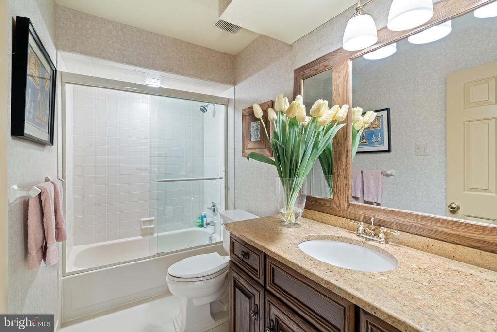 15 Springhouse Ln