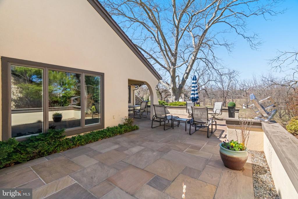 15 Springhouse Ln
