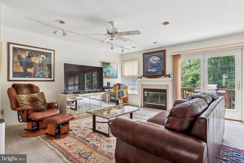148 Canterbury Ln