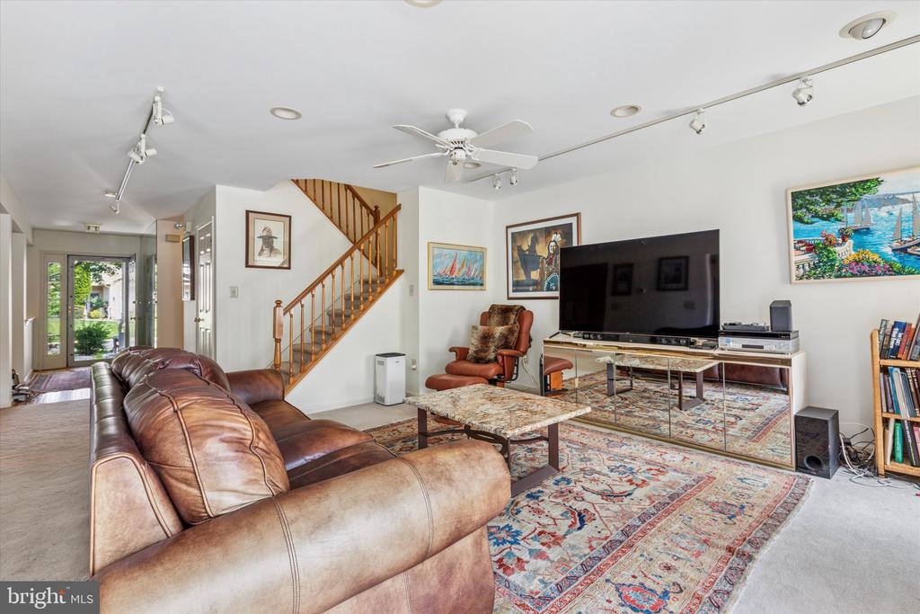 148 Canterbury Ln