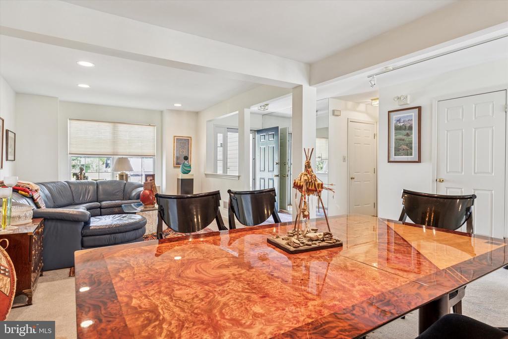 148 Canterbury Ln