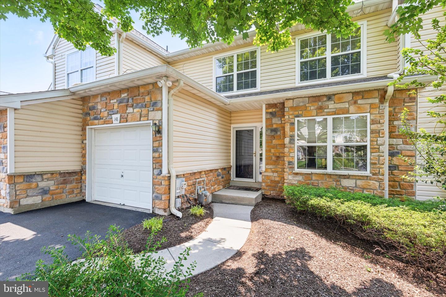 148 Canterbury Ln