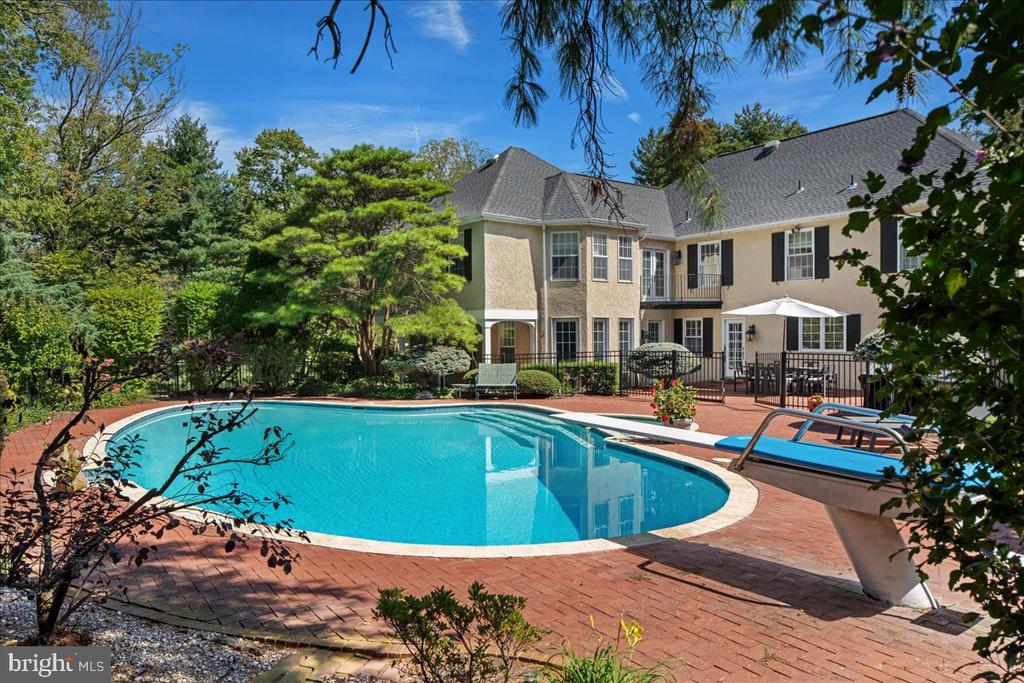 275 WOODCOCK LANE