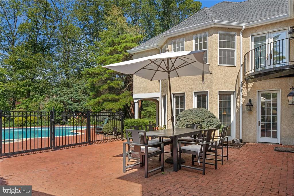 275 WOODCOCK LANE