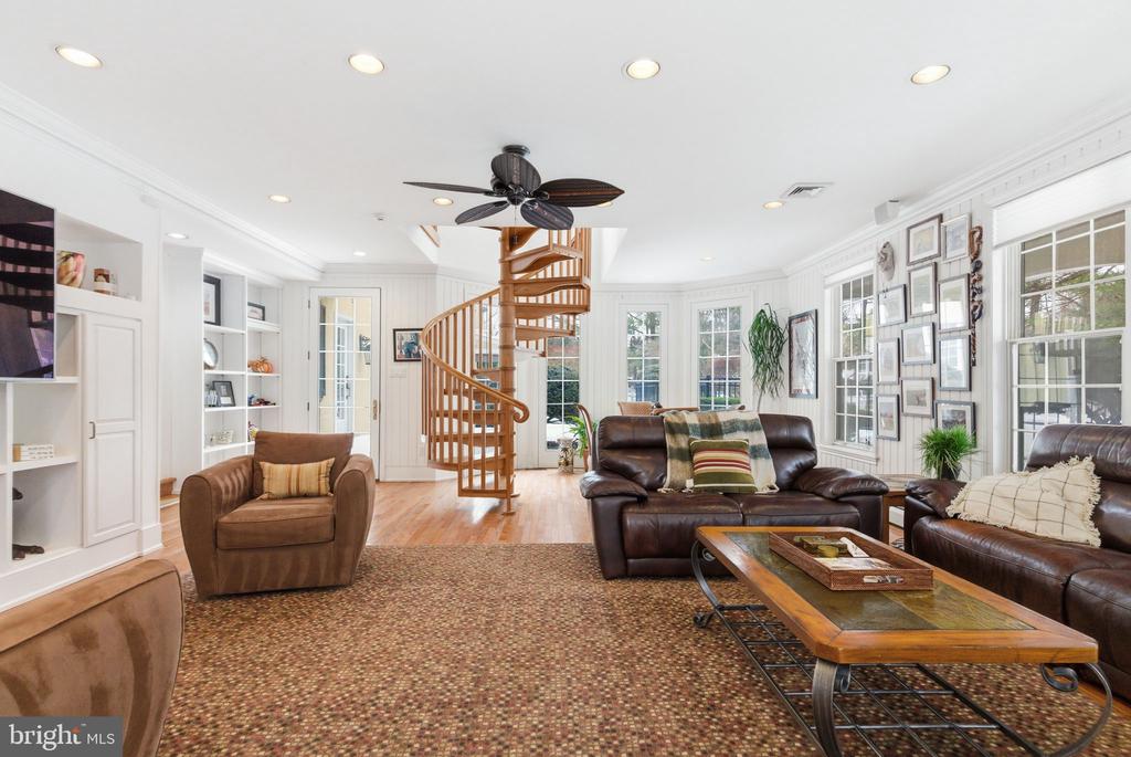 275 WOODCOCK LANE