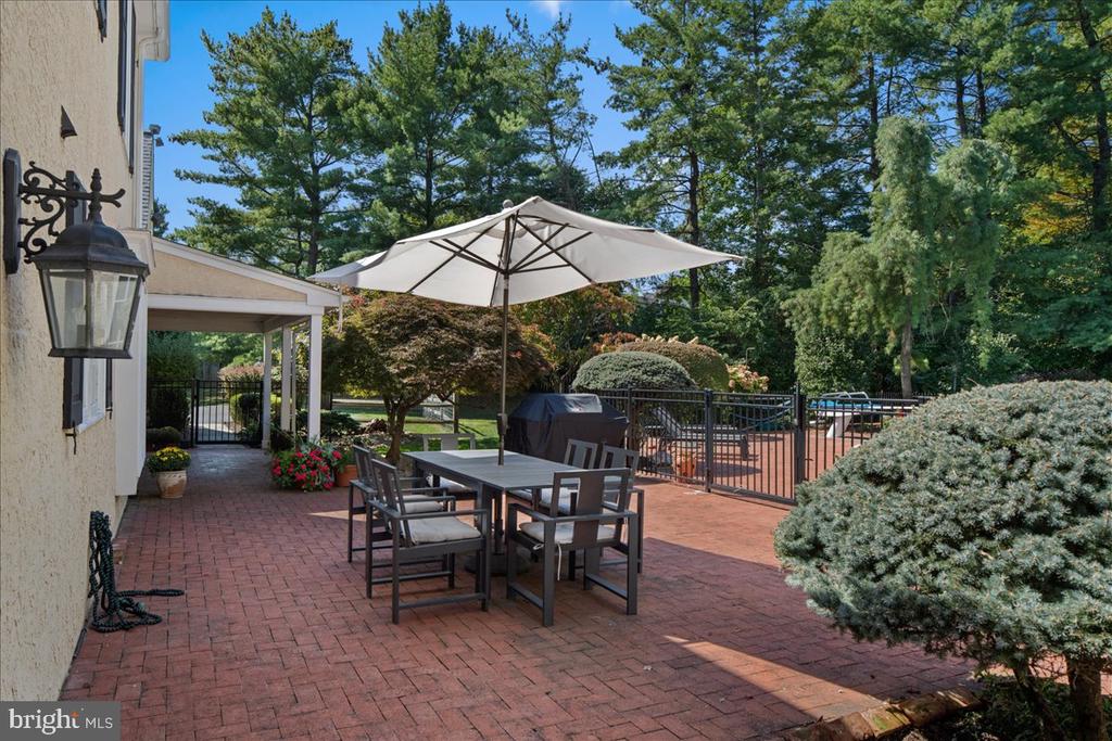 275 WOODCOCK LANE