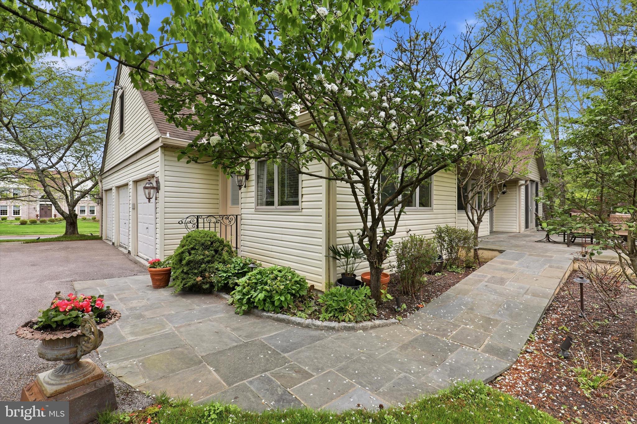 75 RIDINGS WAY