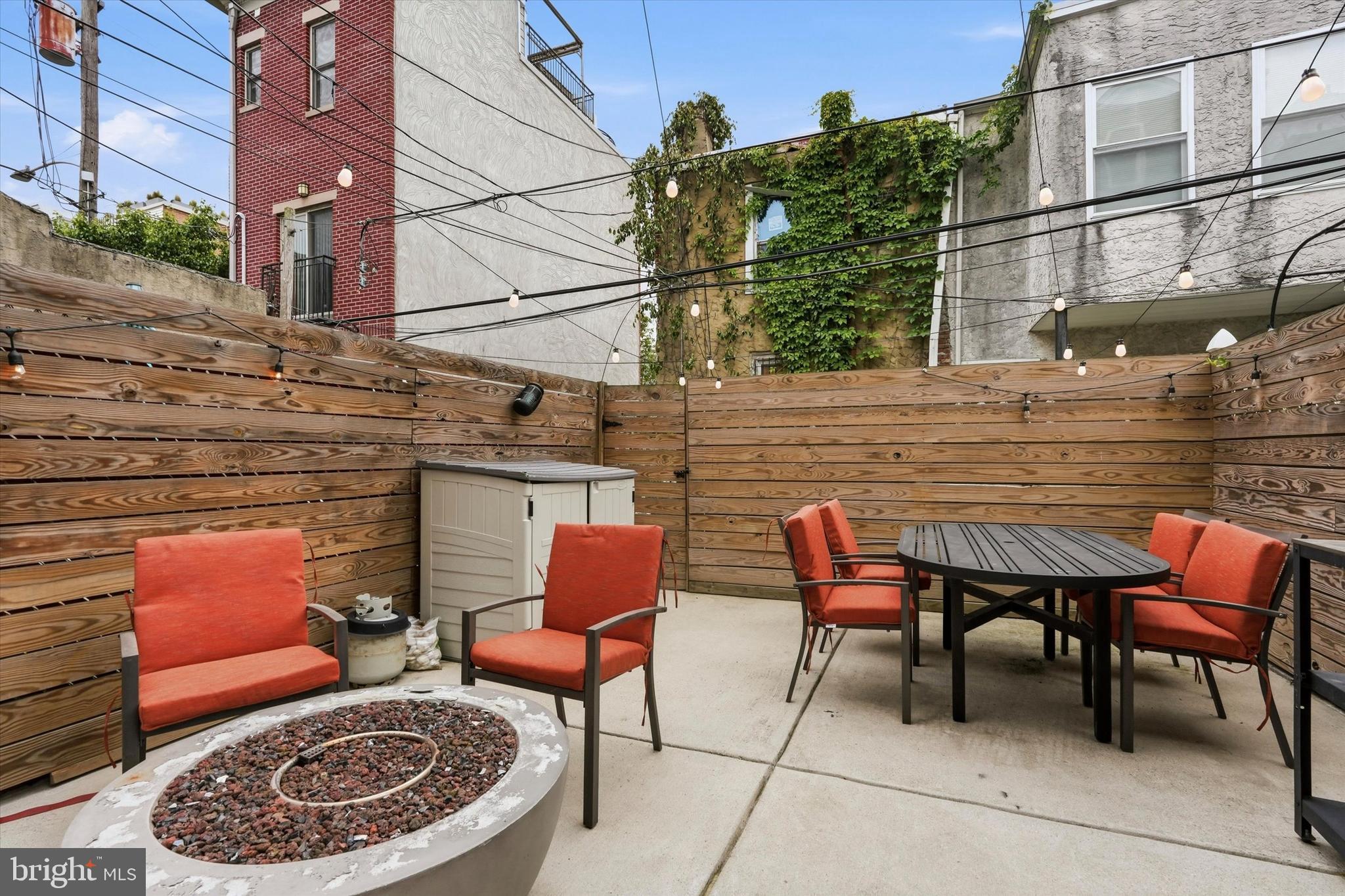 2304 CHRISTIAN STREET