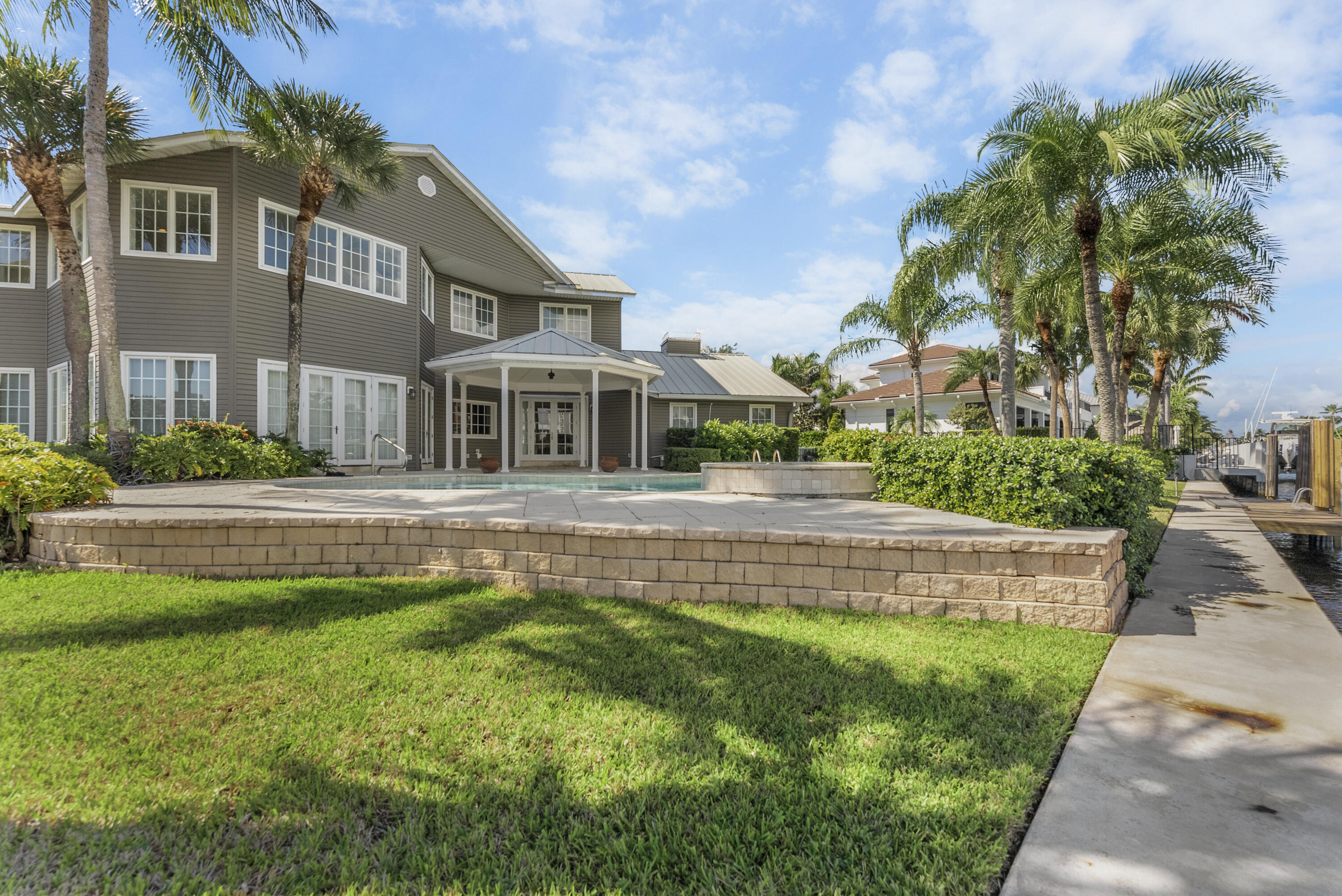 975 DOGWOOD Drive