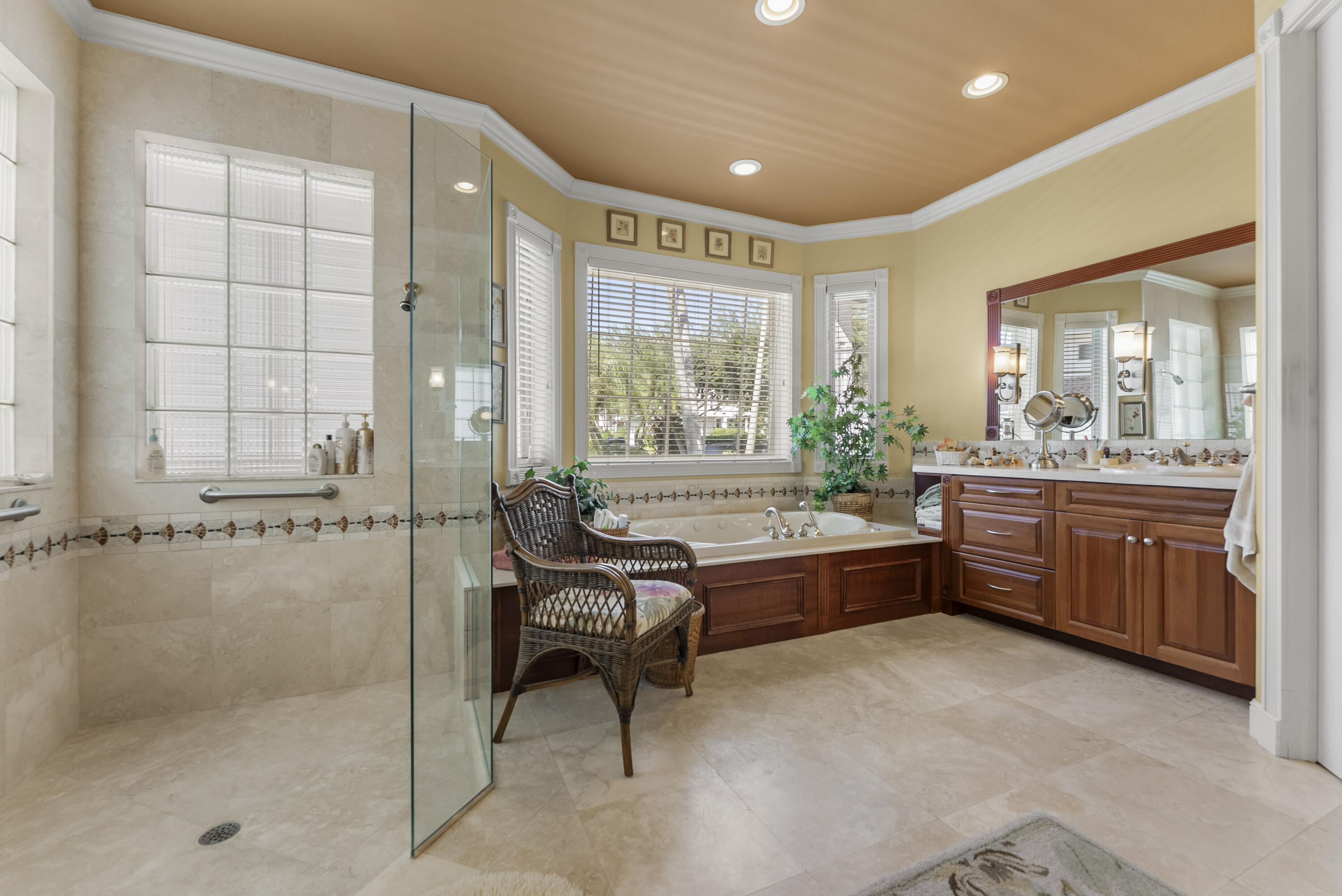 975 DOGWOOD Drive