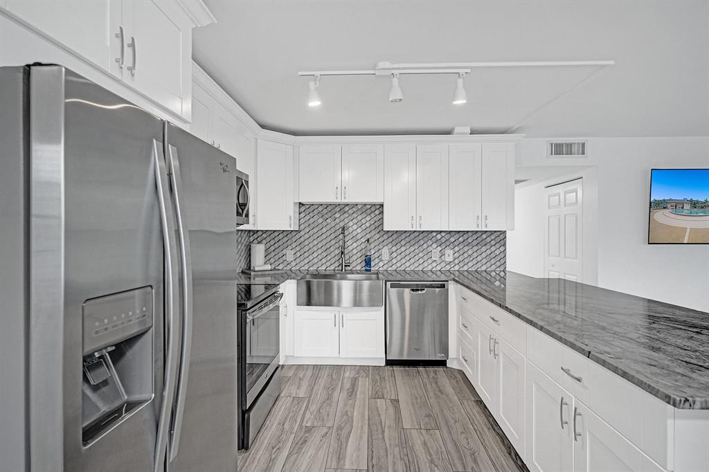1033 Lincoln B