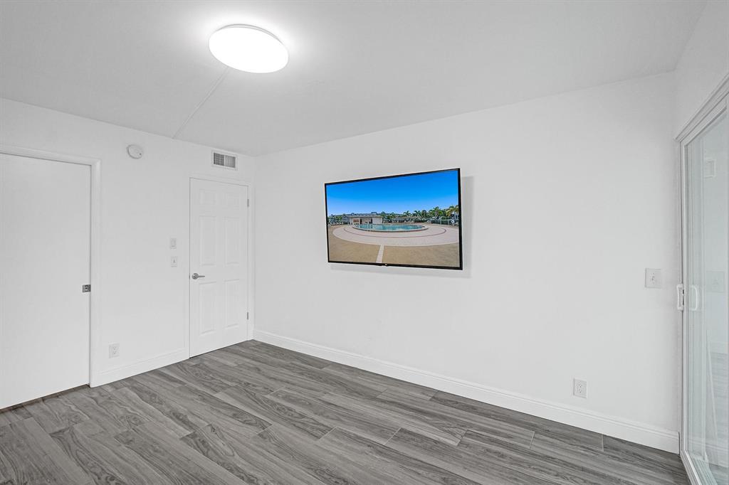 1033 Lincoln B