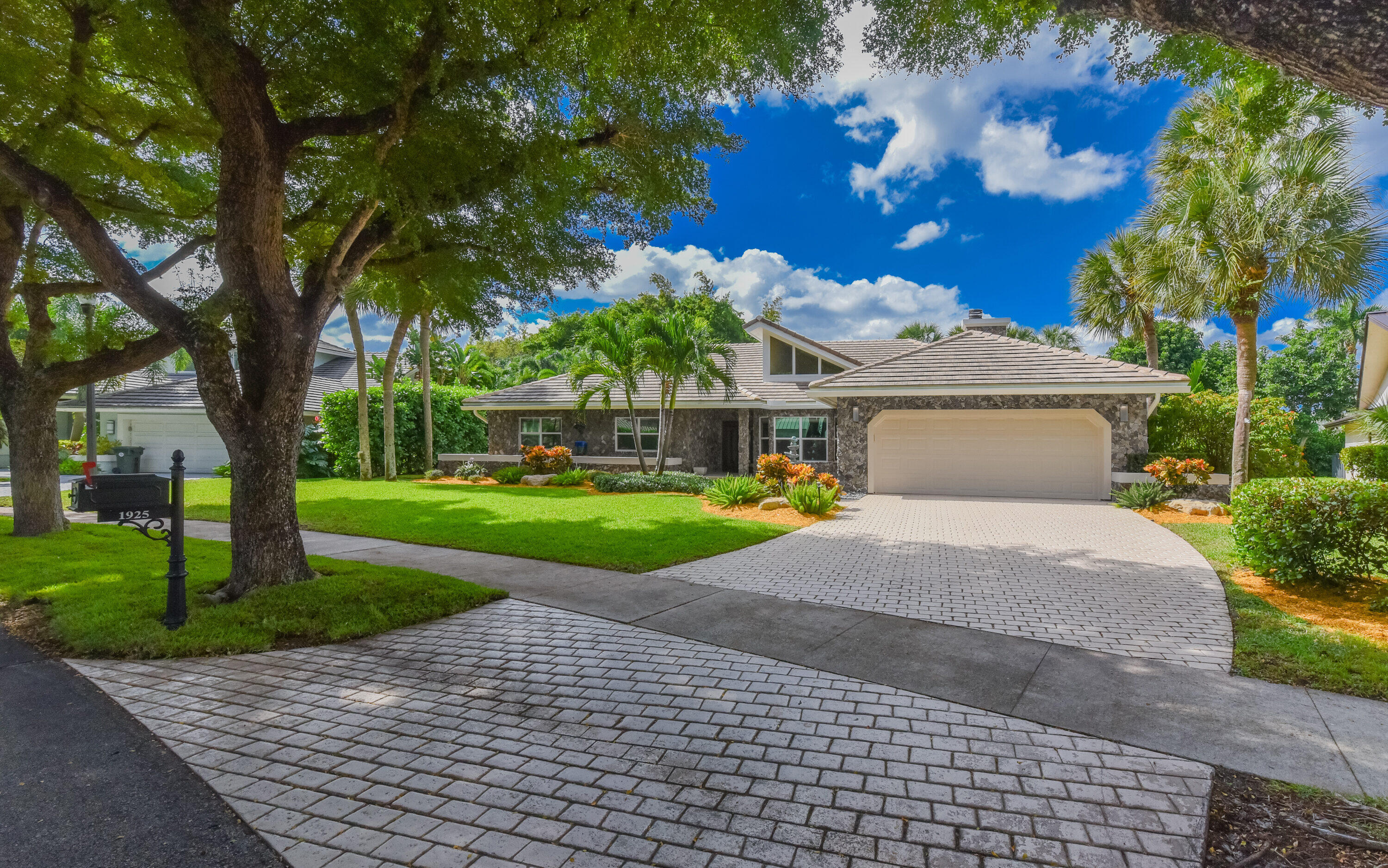 1925 Parkside Circle S