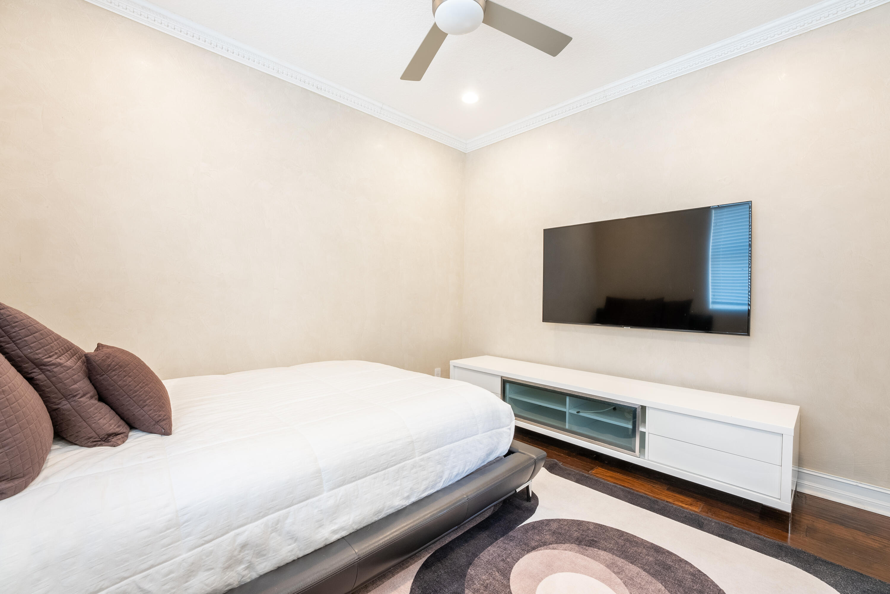 9695 Parkview Avenue