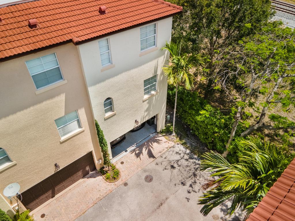 15 Via Floresta Drive