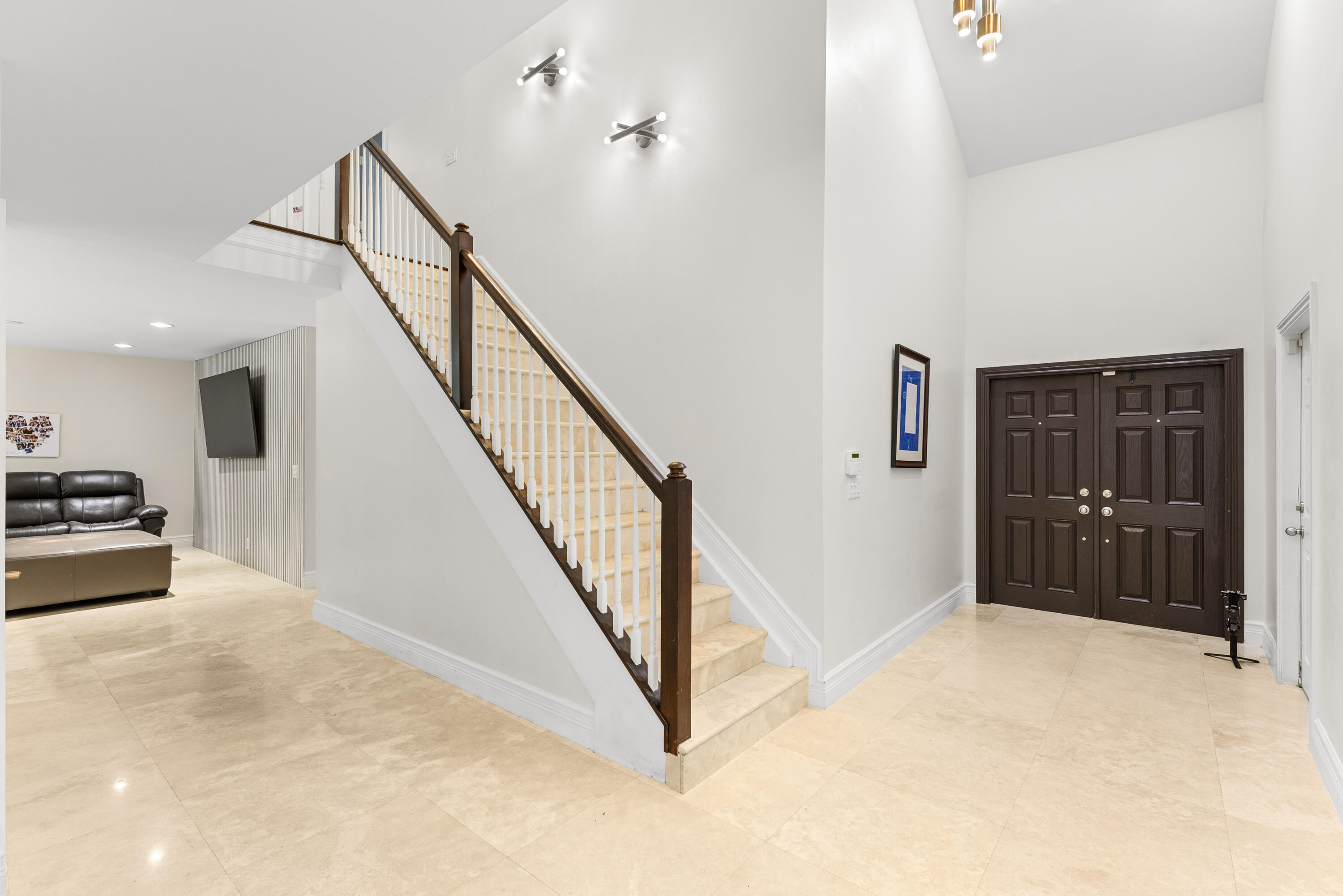 915 Parkside Circle N