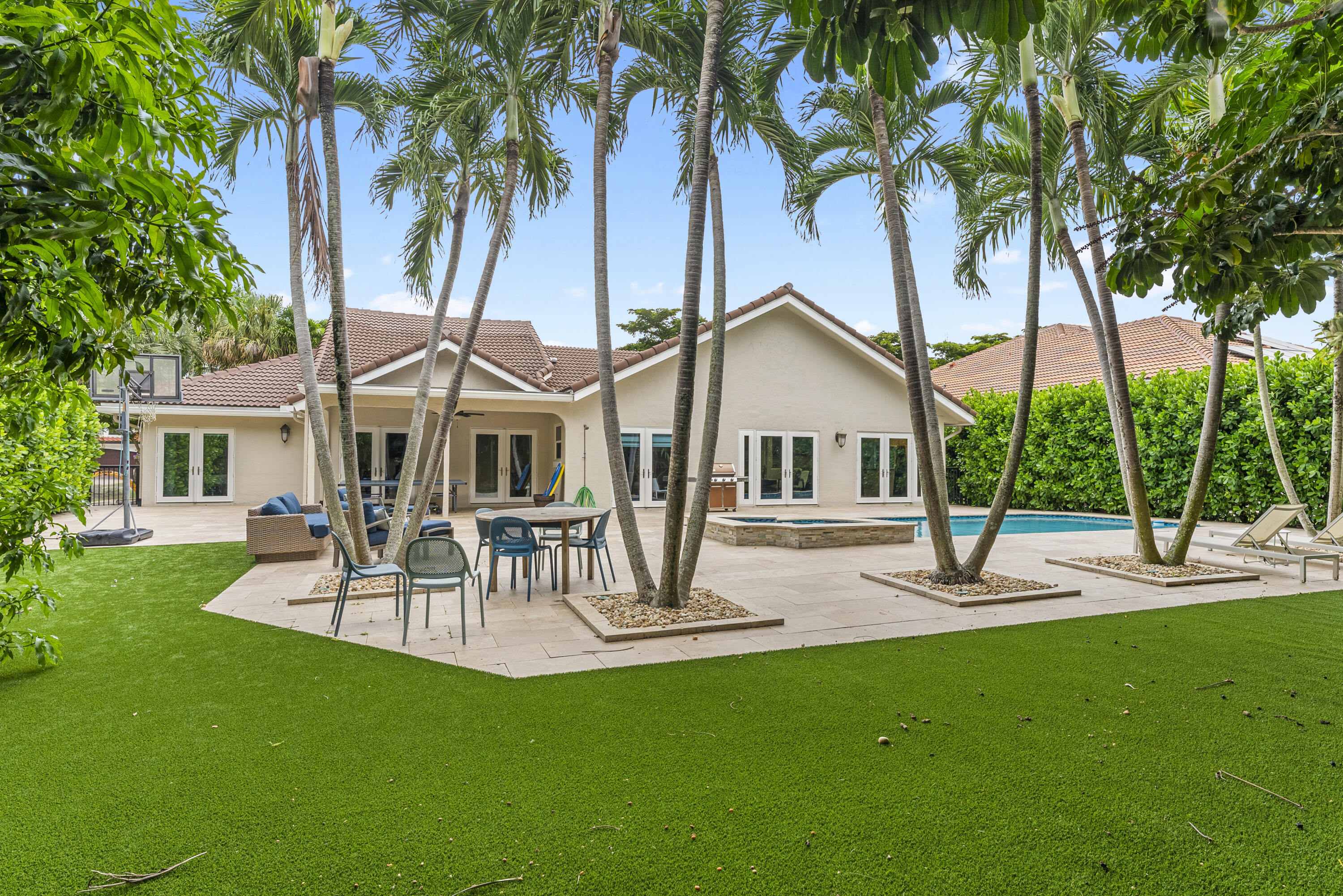 915 Parkside Circle N